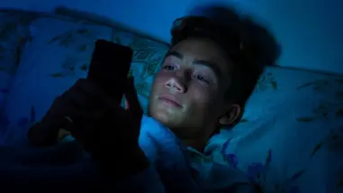 Estrés digital impacta rendimiento académico de los jóvenes: ¿qué es y cómo afecta?