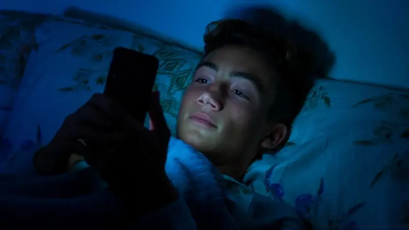 Estrés digital impacta rendimiento académico de los jóvenes: ¿qué es y cómo afecta?