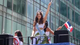 Miss Mundo Dominicana Mayra Delgado  ovacionada  en el Desfile Dominicano en Nueva York