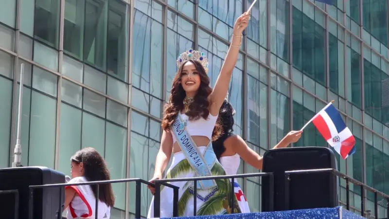 Miss Mundo Dominicana Mayra Delgado  ovacionada  en el Desfile Dominicano en Nueva York