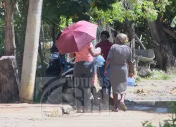 Estudiantes de la comunidad de Juan Tomás tendrán que regresar a clases con sus zapatos en manos