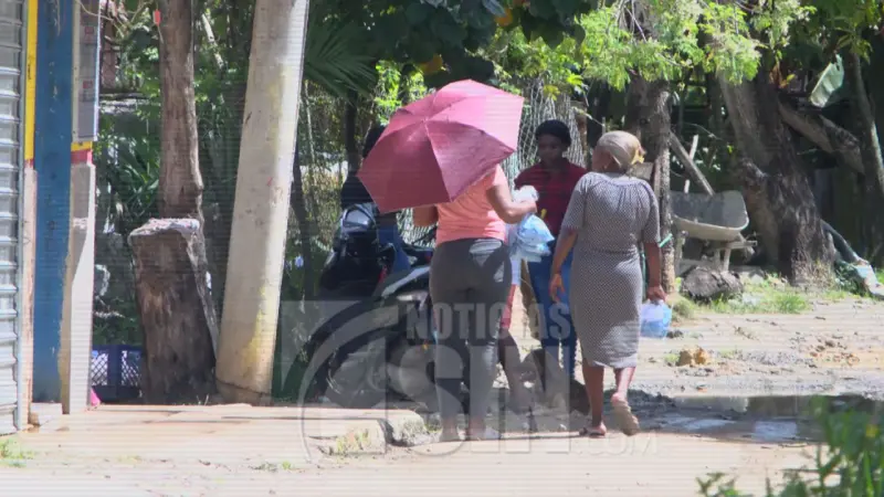 Estudiantes de la comunidad de Juan Tomás tendrán que regresar a clases con sus zapatos en manos