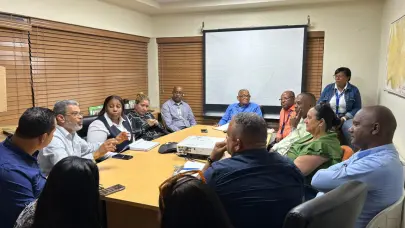 Edeeste se reúne con juntas de vecinos de la Jacobo Majluta para mejorar suministro eléctrico