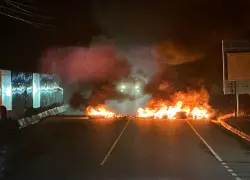 Protestas con quema de neumáticos por tanda de apagones en San José de Ocoa