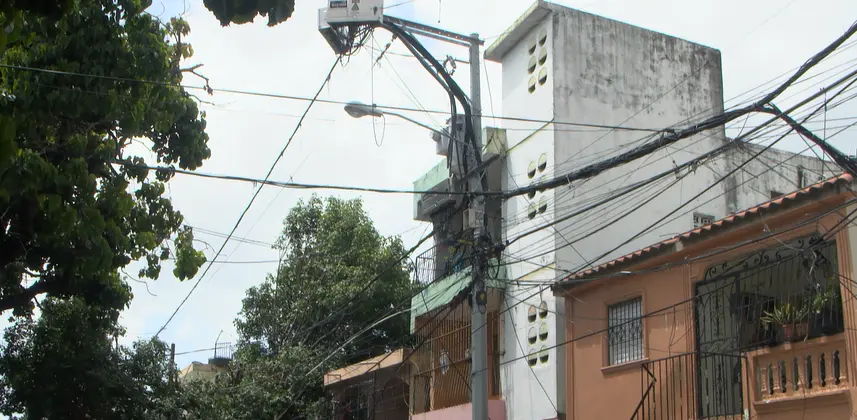 Apagones continúan afectando al sector 27 de Febrero; residentes protestan quemando neumáticos