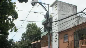 Apagones continúan afectando al sector 27 de Febrero; residentes protestan quemando neumáticos