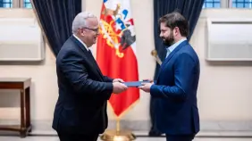Embajador Juan Cohen presenta Cartas Credenciales a Presidente de Chile