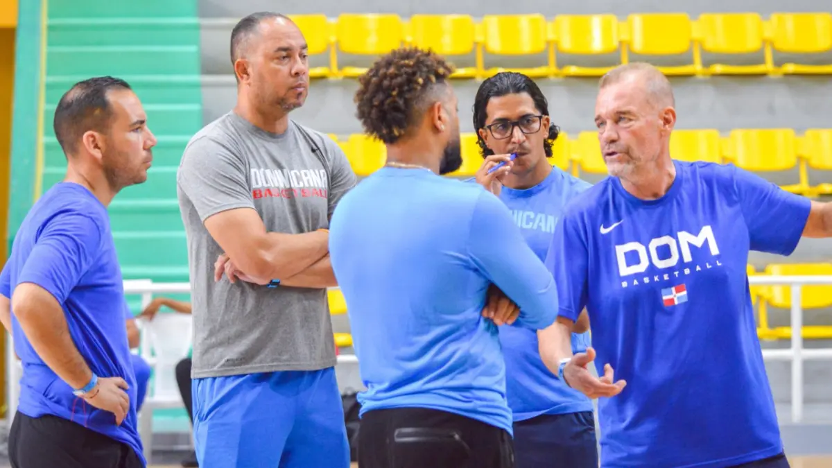 El coach Néstor -Ché- García, a la derecha, imparte instrucciones a su cuerpo técnico. Desde la izquierda, Martín Luis, David Díaz, Adenhaweer Díaz y Abraham Disla.