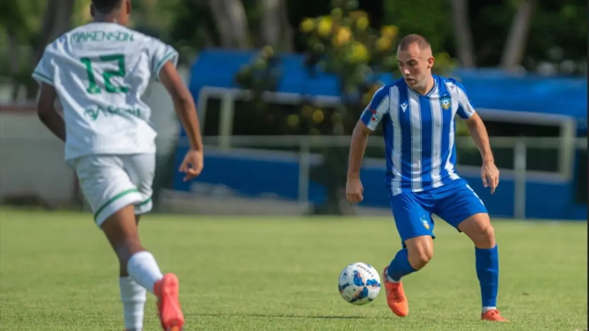 La Universidad Dominicana OyM tiene dos miembros españoles en su equipo de fútbol.