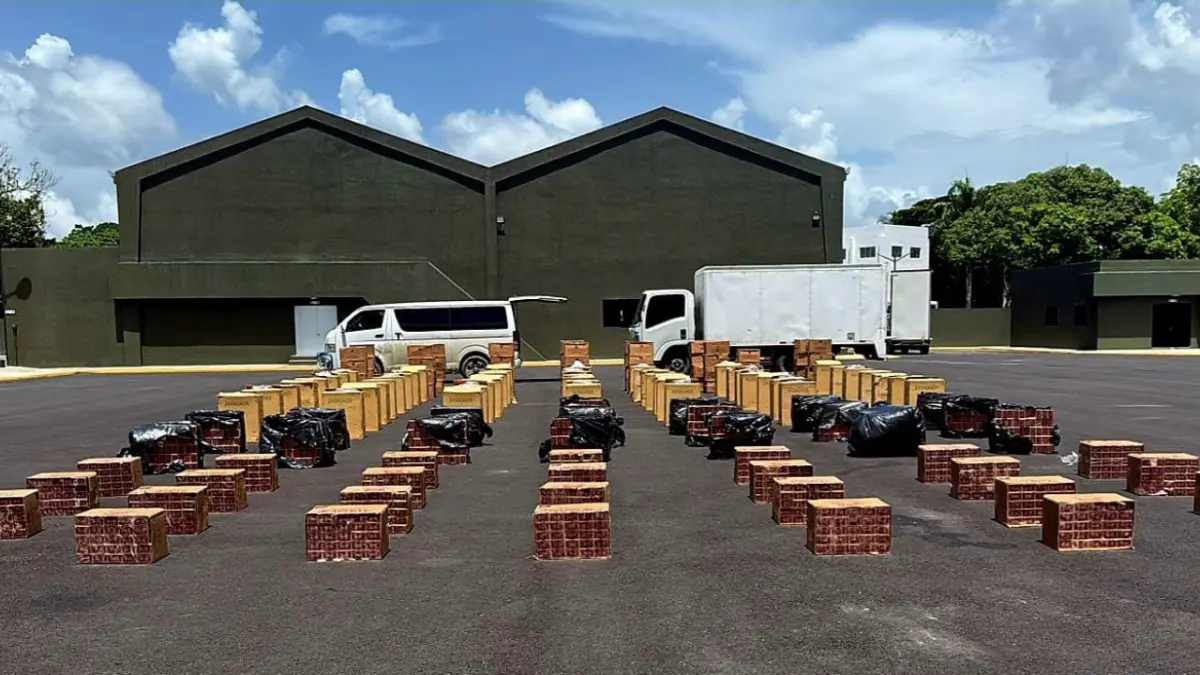 Decomisan más de 960 mil cigarrillos y alcohol en San Francisco de Macorís