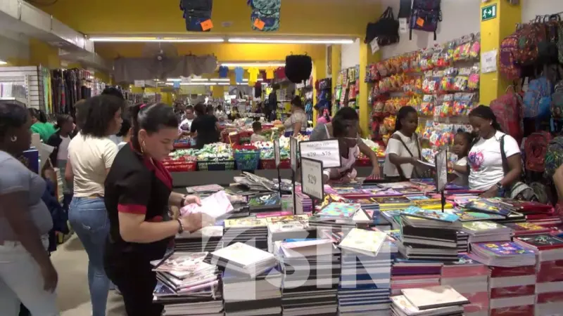A 10 días de iniciar el nuevo año escolar, entre quejas de bajas ventas y altos precios, se adquieren los útiles escolares
