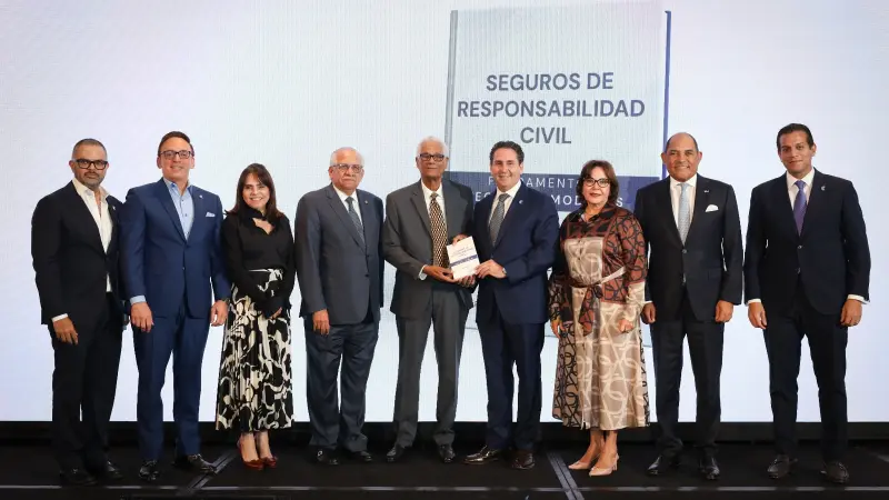 Seguro Universal impulsa la educación jurídica con el auspicio de un libro sobre seguros
