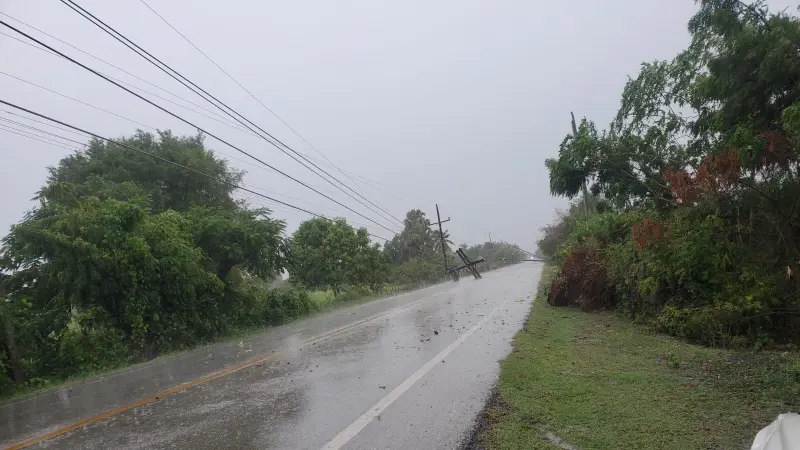 Tornado ocurrido en San Juan derriba nueve postes eléctricos y deja fuera de servicio dos subestaciones