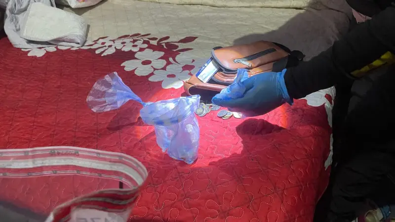Apresan en Baní a dos hombres vinculados al microtráfico; les incautan más de 4,400 gramos de drogas y un fusil