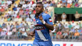 Condenan a ocho meses de cárcel por intimidación al futbolista ecuatoriano Miller Bolaños