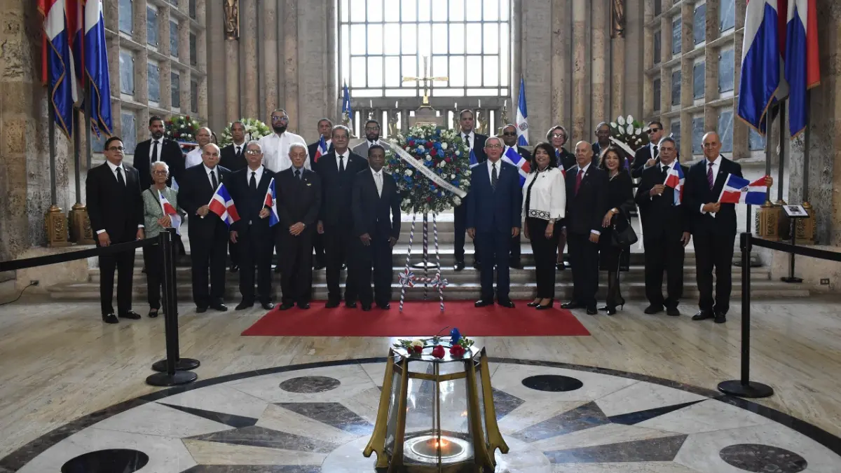 Directivos y miembros del Instituto Duartiano en la ofrenda floral.