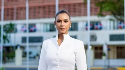 Selin&eacute;e M&eacute;ndez proyecta elegancia y liderazgo en el Congreso Nacional, bajo la direcci&oacute;n de la dise&ntilde;adora dominicana Suzelle Taveras