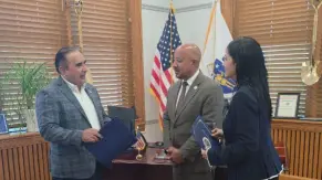 Alcalde  de Lawrence otorga certificado de reconocimiento y pins de distinción a Víctor Pavón, empresario y alto dirigente FP.