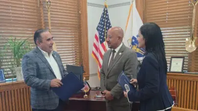 Alcalde  de Lawrence otorga certificado de reconocimiento y pins de distinci&oacute;n a V&iacute;ctor Pav&oacute;n, empresario y alto dirigente FP.