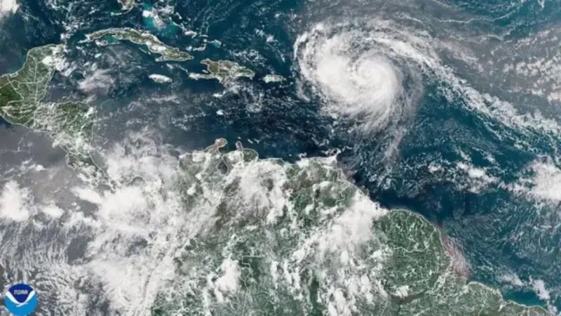 Huracán Erin amenaza el norte del país con fuertes lluvias y oleaje peligroso