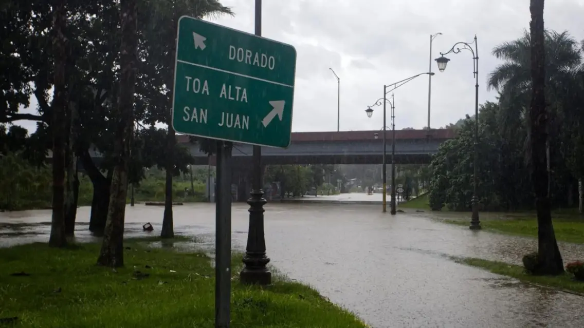 Más de 140 mil clientes sin luz en Puerto Rico por fuertes lluvias del huracán Erin