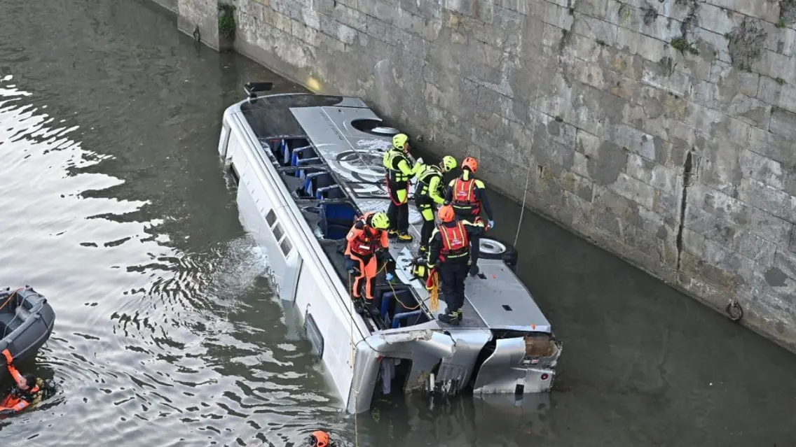 Un muerto y 44 desaparecidos tras caer un autobús en un río en Benín de África