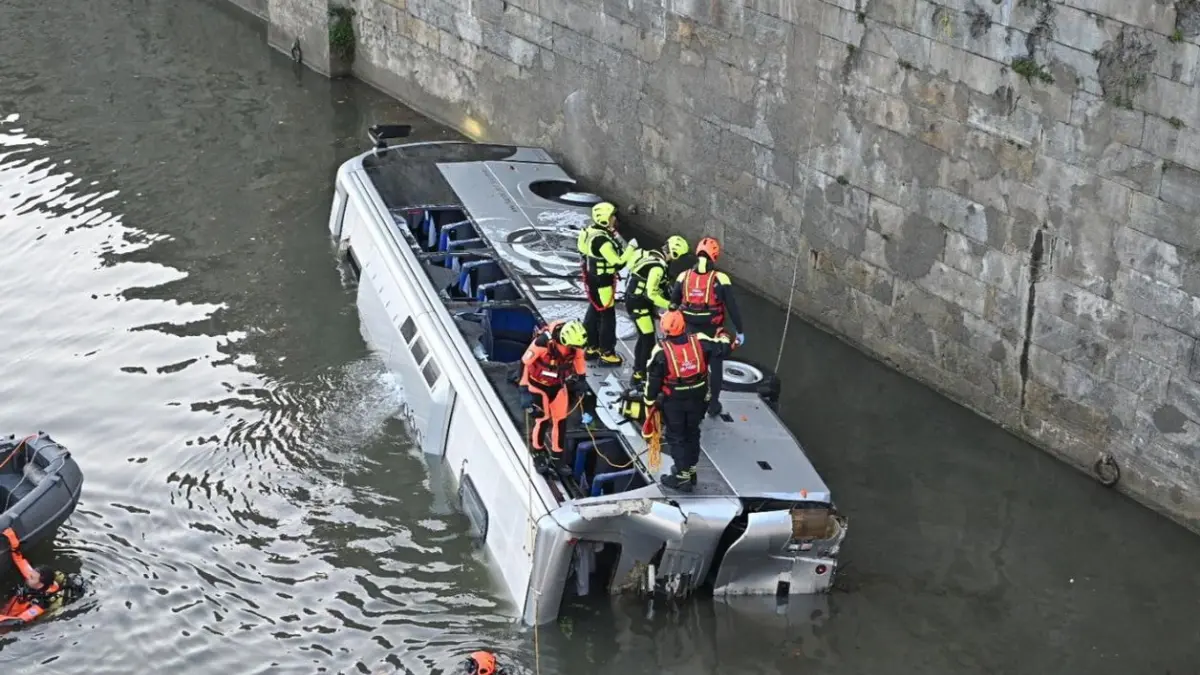 Un muerto y 44 desaparecidos tras caer un autobús en un río en Benín de África