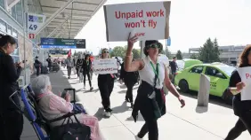 Air Canada espera reanudar sus operaciones el martes pero sus trabajadores se oponen