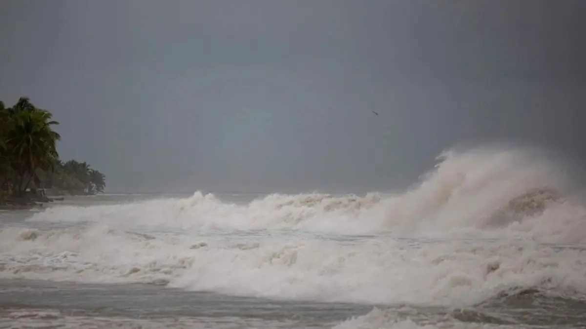 EE.UU. ordena evacuaciones en Carolina del Norte por dramático aumento del huracán Erin