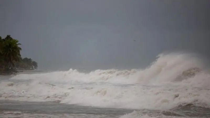 EE.UU. ordena evacuaciones en Carolina del Norte por dramático aumento del huracán Erin
