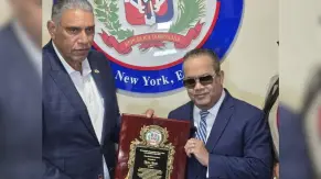 Héctor Acosta "El Torito" recibe la máxima distinción en el Consulado Dominicano de Nueva York