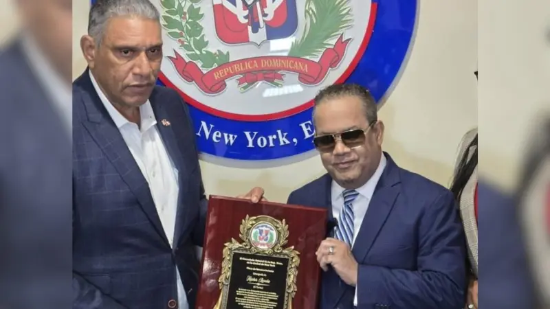 Héctor Acosta "El Torito" recibe la máxima distinción en el Consulado Dominicano de Nueva York