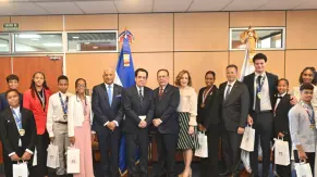 Valdez Albizu recibe al embajador Tony Raful y a estudiantes dominicanos destacados en España