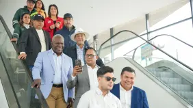 Delegación de diputados visita el sistema de transporte público masivo TransMilenio en Bogotá