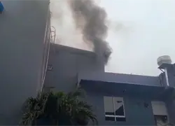 Humo negro emana del Palacio de la Policía; Abinader se encontraba en el lugar