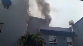 Humo negro emana del Palacio de la Policía; Abinader se encontraba en el lugar