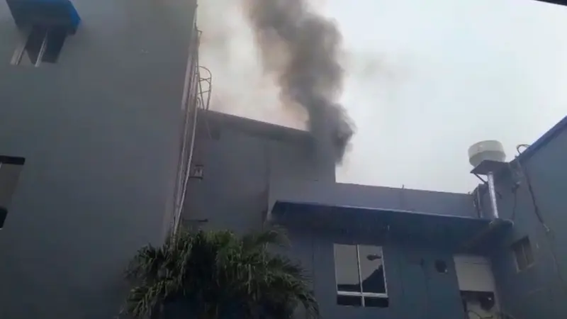 Humo negro emana del Palacio de la Policía; Abinader se encontraba en el lugar