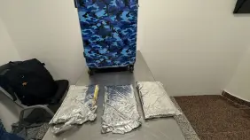 Detienen extranjero intentó viajar a España con tres láminas de presunta cocaína oculta en maleta