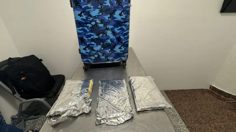 Detienen extranjero intentó viajar a España con tres láminas de presunta cocaína oculta en maleta