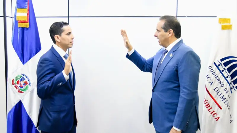 Víctor Atallah juramenta a Edward Guzmán como nuevo director ejecutivo de SeNaSa