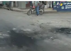 Queman neumáticos por apagones en Villa Mella