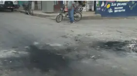 Queman neumáticos por apagones en Villa Mella
