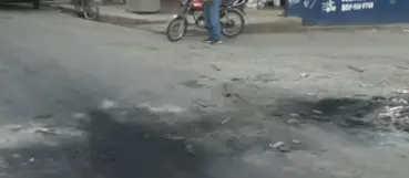 Queman neumáticos por apagones en Villa Mella