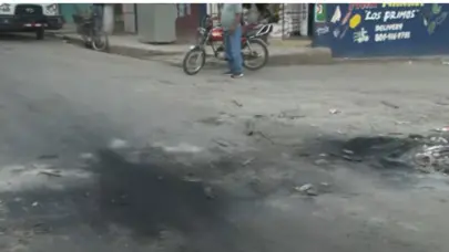 Queman neumáticos por apagones en Villa Mella