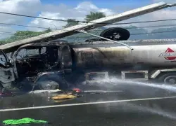 Camión de combustible impacta poste en San Isidro