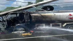 Camión de combustible impacta poste en San Isidro