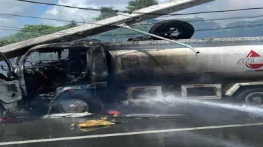 Camión de combustible impacta poste en San Isidro