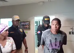 Hombre se entrega voluntariamente en Noticias SIN tras ser acusado de homicidio; teme por su vida