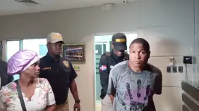 Hombre se entrega voluntariamente en Noticias SIN tras ser acusado de homicidio; teme por su vida