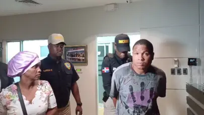 Hombre se entrega voluntariamente en Noticias SIN tras ser acusado de homicidio; teme por su vida